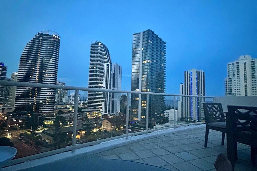 Private Sky Terrace Classic Penthouse 2 Car Parks Apartamento Gold Coast Exterior foto